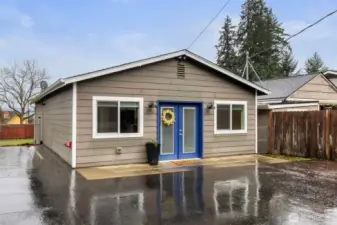 Studio/salon: permitted building plumbed for salon but would make a great ADU or Air B&B.