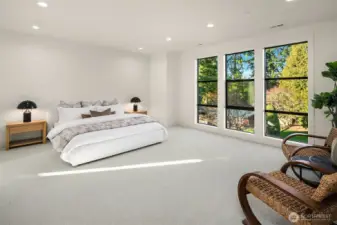 Spacious Main Floor en-suite