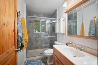 The stone work in the bathroom is gorgeous!