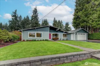 Beautiful updated 1 level Home, you can walk to May Creek Park Trails and the Waterline Trail, which leads to Lake Boren. Shopping is close by along with access to Freeways. Great Location!