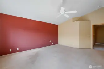Large,   vaulted ceiling in primary bedroom