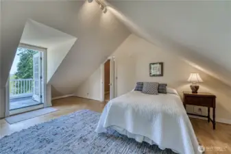 Upstairs level 2 expansive bonus room with deck access overlooking Kingston harbor.