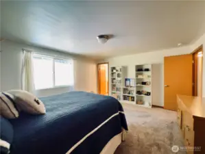 Primary bedroom: Full bathroom and walk-in closet, plenty of storage