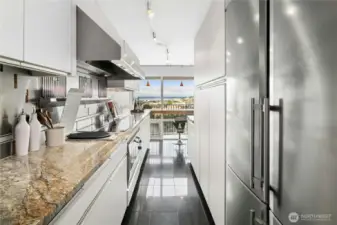 Smartly designed cabinets with pull outs