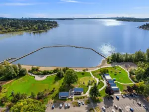 Stroll on the floating walk-way in the afternoon.