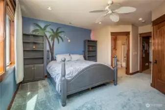 A bedroom featuring carpeting and an attached full bath on suite, as well as a ceiling fan and recessed can lighting