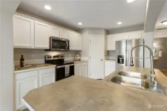 Modern Kitchen with new Apoliances and Eat-In Bar & Walk In Pantry