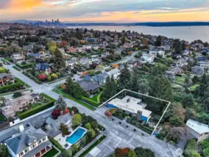 Set high on Magnolia Bluff in the Gold Coast of Carleton Park, 4221 W Armour occupies a prized 13,348 SF corner parcel. Surrounded by storied estates and framed by Puget Sound and Olympic Mountain views, this mid-century compound enjoys a rare balance of privacy, prestige, and proximity—just blocks to Discovery Park and minutes to downtown Seattle.