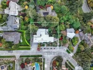 Outlined from above, the 13,348 square foot parcel at 4221 W Armour reveals its full depth and breadth—an exceptional, street-to-street lot in the heart of Carleton Park. Mature trees offer privacy on all sides, while the home’s footprint remains centered and gracefully proportioned. A rare opportunity to own a true mid-century compound in one of Seattle’s most storied enclaves.
