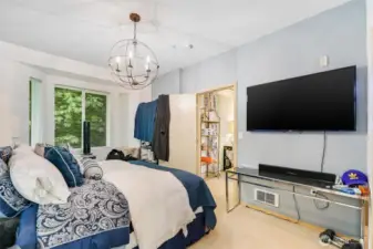 Master bedroom with TV (Tv convey with the house)