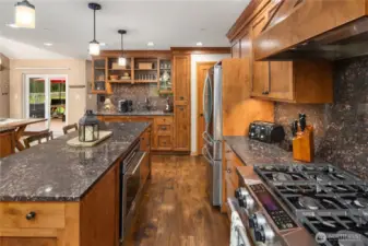 6-Burner Propane Range. Stainless appliances. Under-mount lighting. Extensive drawer cabinets for easy-reach! A chef's delight.