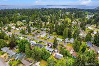 Fantastic location just minutes from parks, trails, and athletic courts—and only 4 miles to downtown Edmonds and the waterfront.