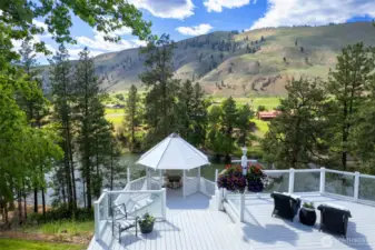 Expansive river-view deck and gazebo offer a front-row seat to Methow Valley’s natural beauty—ideal for entertaining, dining al fresco, or simply soaking in the peaceful surroundings.