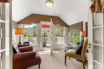 Sunny second-story sitting room opens to a private view deck overlooking the Methow River—ideal for morning coffee or stargazing. Peaceful setting, quiet, relaxing, ideal for reading.