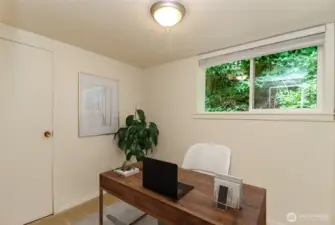 Office - virtually staged, could also be used as an additional bedroom