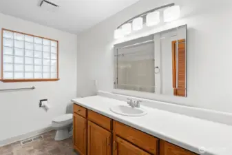 Full hall bath with large linen closet