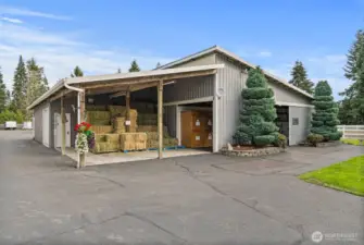 The stable is thoughtfully designed for both functionality and convenience, offering everything you need for seamless horse care. It includes a heated tack room with tack lockers for organized storage, a wash rack for grooming, and dedicated areas for hay and shaving storage.