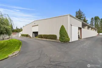 This exceptionally built indoor clear span arena offers unmatched quality and design. Rare to find in Thurston County, this arena provides a spacious, unobstructed riding environment, ideal for equestrian training and events in all weather conditions.