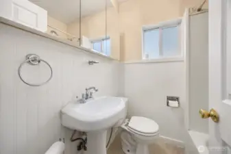 Main level bath