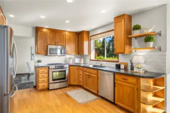 Big, beautiful kitchen w/ Granite countertops