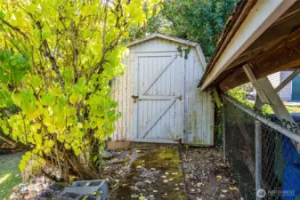 This shed stays with the home.