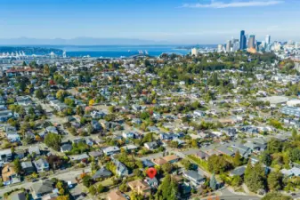 Just minutes from commuter routes all all Seattle has to offer!!