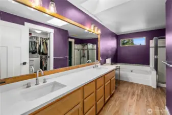 Primary ensuite w/ 5 piece bath