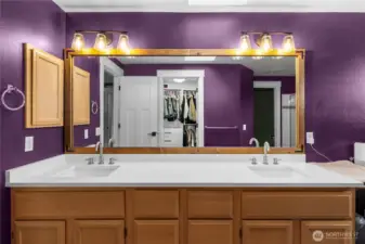 Primary ensuite w/ 5 piece bath