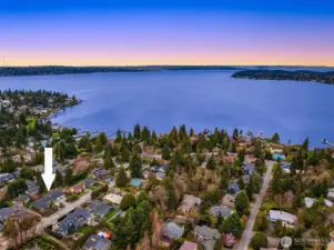 Positioned on the cherished northend of Mercer Island, walk to the waterfront, walk to town, walk to Luther Burbank or walk to the park and ride and catch a bus to the game. Convenience truly doesn't get any better.