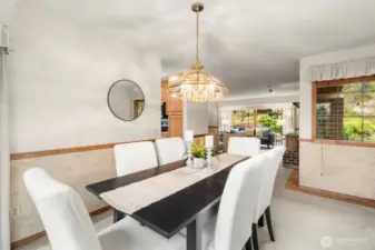 Dining room w/side window