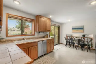 Kitchen w/eating nook