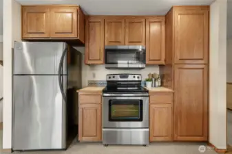 Stainless steel appliances w/tons of cabinet space
