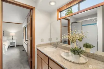 Primary 3/4 ensuite w/skylight