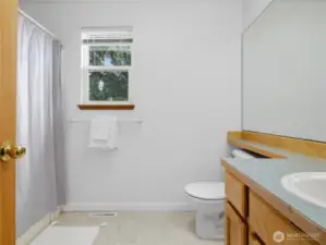 Upstairs Full Bathroom