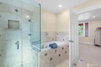 Primary En-Suite Bathroom w/Walk-in Shower and Separate Bath