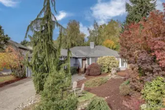 Welcome to this updated rambler in English Hill community