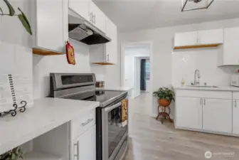 Kitchen With New Cabinets & Quartz Counter Tops