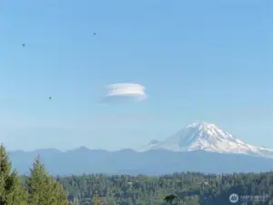 Hot air balloons give a show in the mornings and evenings in spring and summer