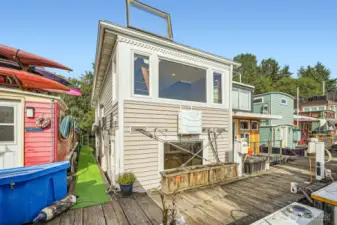 YYou’ll love the charming planter box-lined dock—ideal for flowers or fresh garden herbs—and the inviting touch of artificial turf on your finger pier as you step onto your new houseboat. Durable, low-maintenance vinyl siding adds to the ease of living, so you can spend more time enjoying the water and less time on upkeep.
