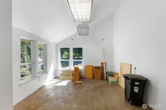 The shop is divided in two parts. This side was designed for a studio.