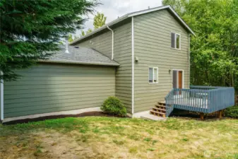New deck, steps and pad! The deck is freshly painted for your enjoyment.
