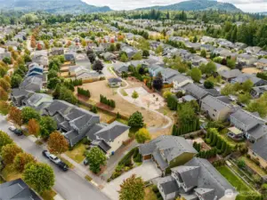 Fantastic neighborhood, easy access to HWY 9 or I-5