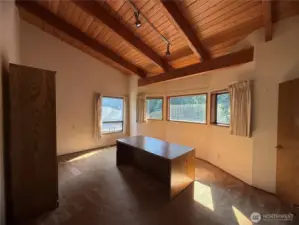 bedroom/office space
