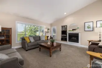 Huge Living/Dining Room with Gas Fireplace