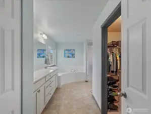 Primary en-suite bath w/ linen closet, WIC, dual sinks, soaking tub, wide shower, and toilet room.