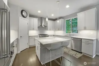 Kitchen has Eating Bar
