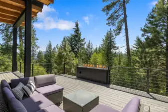 Lounge outdoors and enjoy the ambiance of the fire-table.