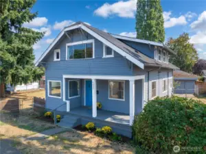 Craftsman home with large covered front porch