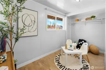 Flex room for office or play or?