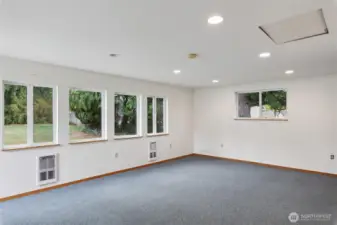 Extra finished room w/ large windows, cabinets & plenty of lighting